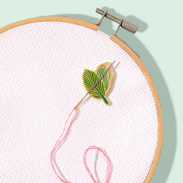 Sohmo Magnetic Needle Minder - Tropical Leaves